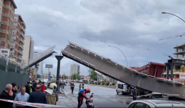 Ankara’da Feci Kaza! Kasası Açık Kamyon Üst Geçidi Yıktı: 3 Yaralı