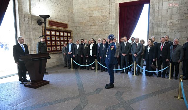 Mansur Yavaş ve Tarihi Kentler Birliği Üyeleri Seçimin Ardından Anıtkabir’i Ziyaret Etti