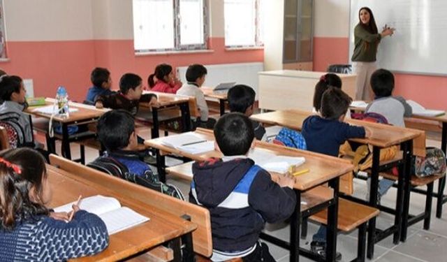 Cuma Günü Okullar Tatil Edildi