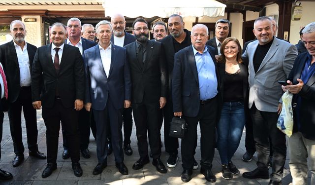 Mansur Yavaş Tarihi Dönüşüm Sonrası Anafartalar Caddesi Esnafıyla Bir Araya Geldi