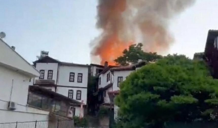 Beypazarı'nda Tarihi Evlerde Çıkan Yangın Sonucu 4 Ev Kullanılamaz Hale Geldi