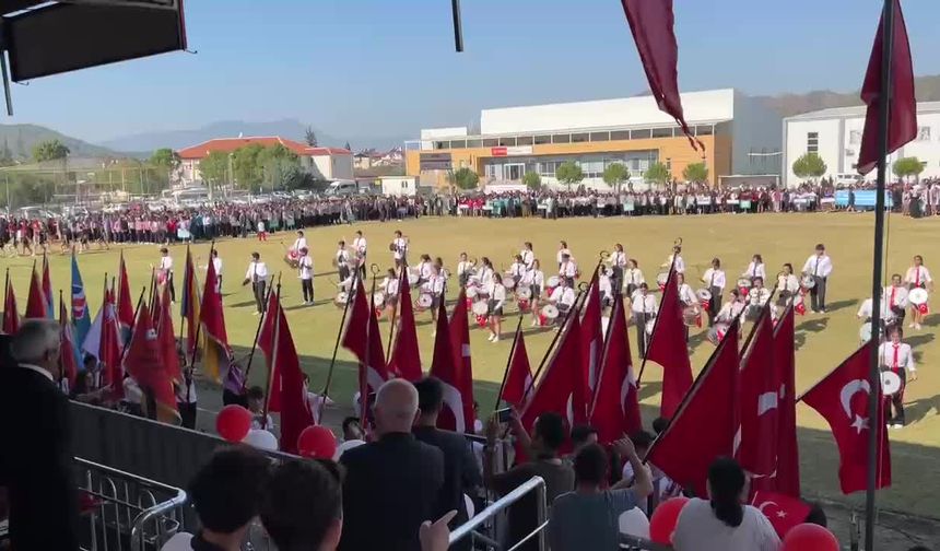 Muğla'da Öğrencilere Atatürk'ün Posterini Değil, Erdoğan'ın Fotoğrafını Taşıttılar