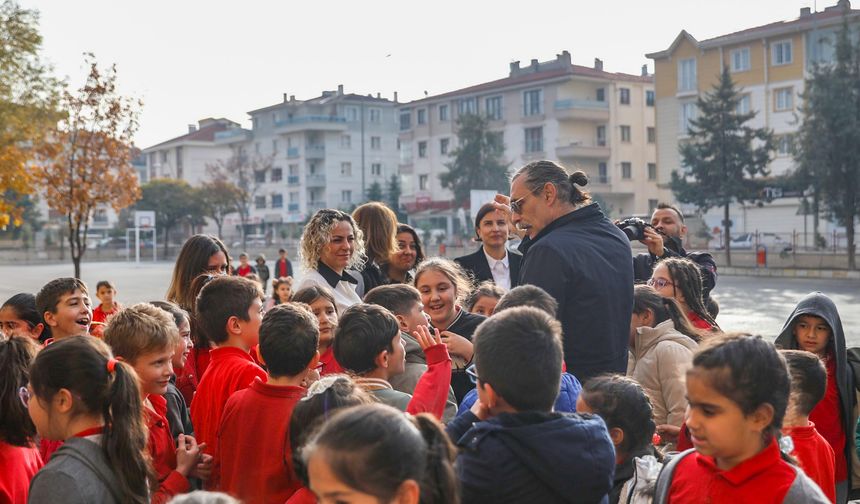 Etimesgut Belediyesi'nden Okul Bahçelerine Asfalt