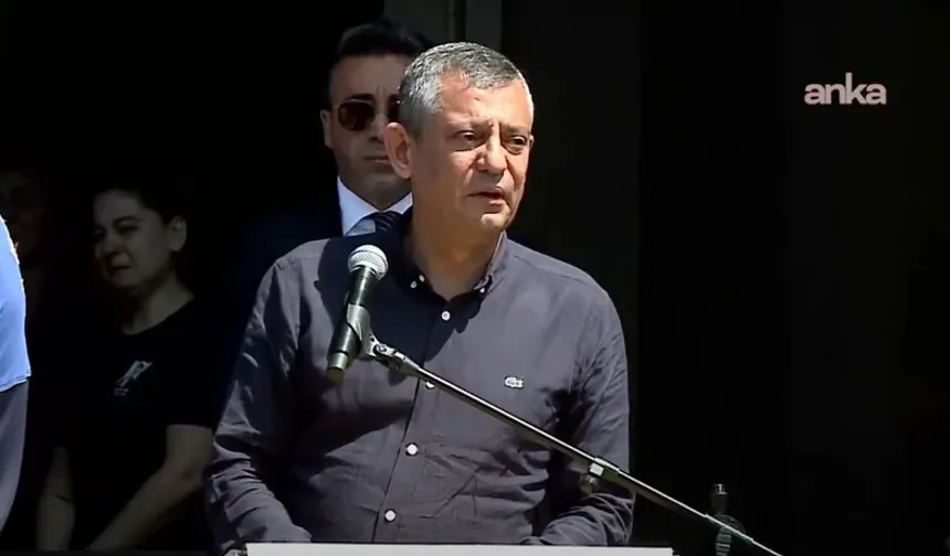Özgür Özel'den Ferdi Zeyrek'e Zor Veda: Gözyaşlarına Boğuldu