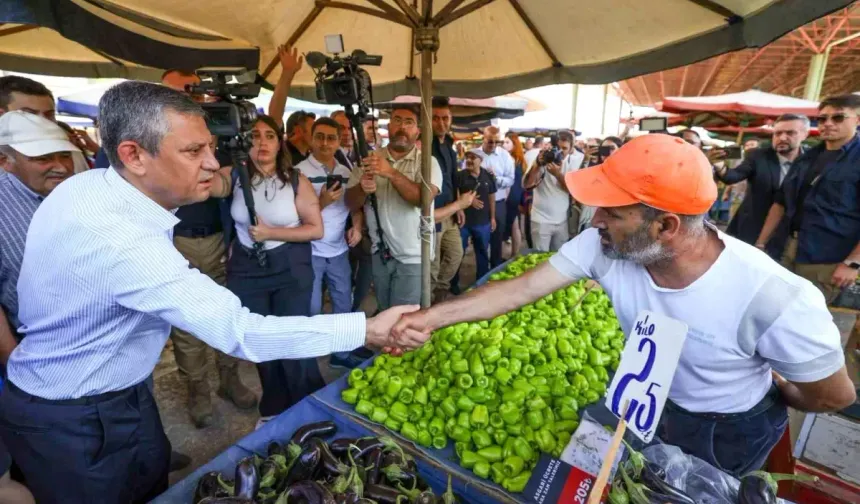 Özgür Özel, Yenimahalle Pazarı'nı Ziyaret Ederek Esnaf ve Vatandaşlarla Bir Araya Geldi