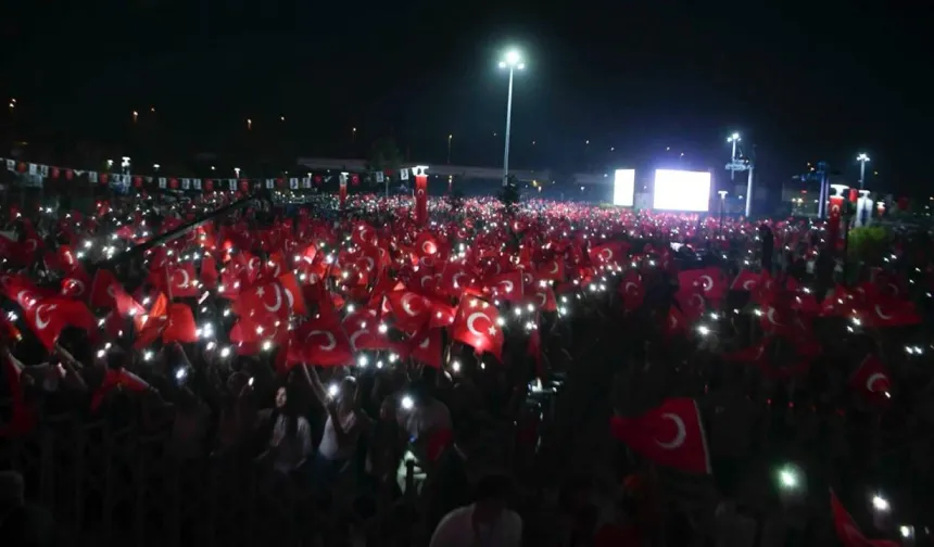 30 Ağustos Coşkusu Binlerce Başkentliyi Canozan Konserinde Buluşturdu