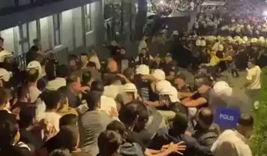 CHP İstanbul İl Binası Önünde Tansiyon Yükseldi