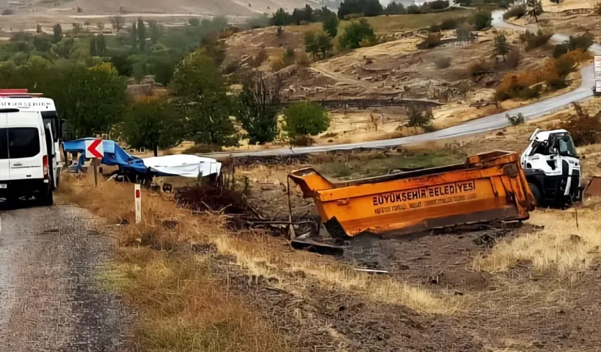 Güdül'de Devrilen Kamyonun Sürücüsü Yaralandı