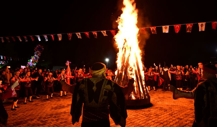 Kalecik'te 29 Ekim 'Cumhuriyet Ateşi' ile Kutlandı