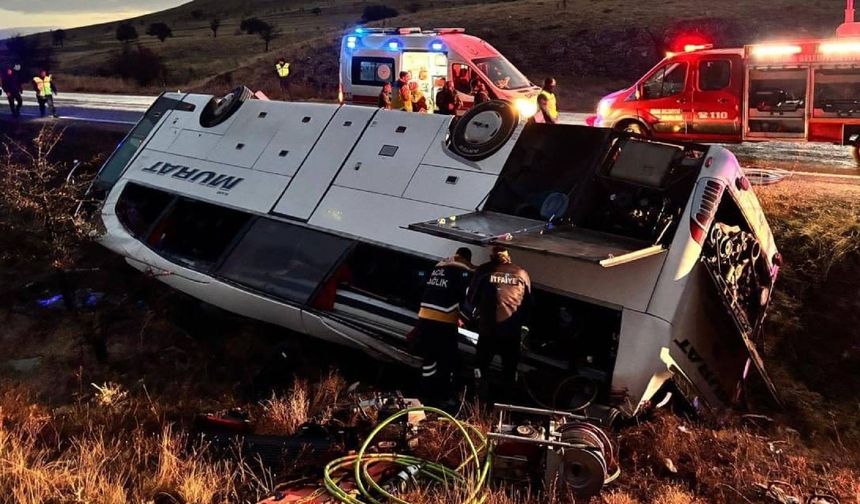 Afyonkarahisar'da Yolcu Otobüsü Devrildi: Ölü ve Yaralılar Var