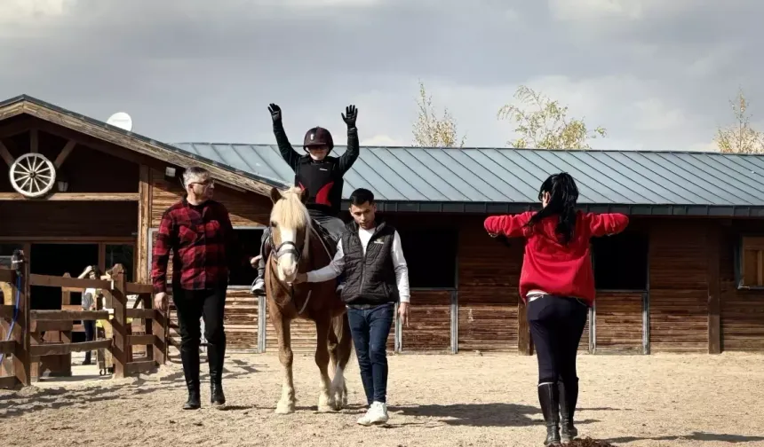 Hippoterapi ile Özel Bireylere Destek