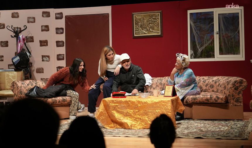 Keçiörenli Sanatseverlerden "Babam Geri Döndü" Oyununa Yoğun İlgi