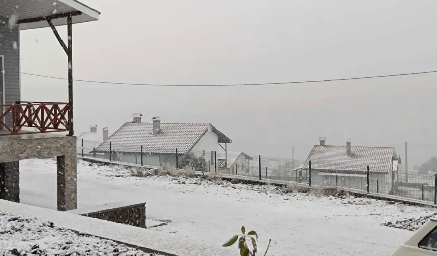Ankara'ya Mevsimin İlk Karı Düştü, Her Yer Beyaza Büründü