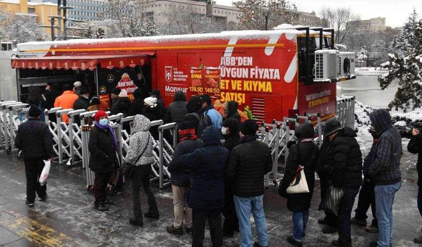 Ankaralılar Ucuz Et Kuyruğunda: Emekliye Geçinebiliyor Diyenler Var ya, Bıraksınlar Bizimle Uğraşmayı