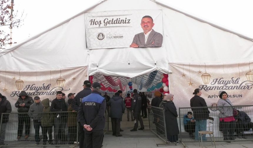 Ramazan'ın İlk Günü Yüzlerce Sincanlı Orucunu İftar Çadırlarında Açtı