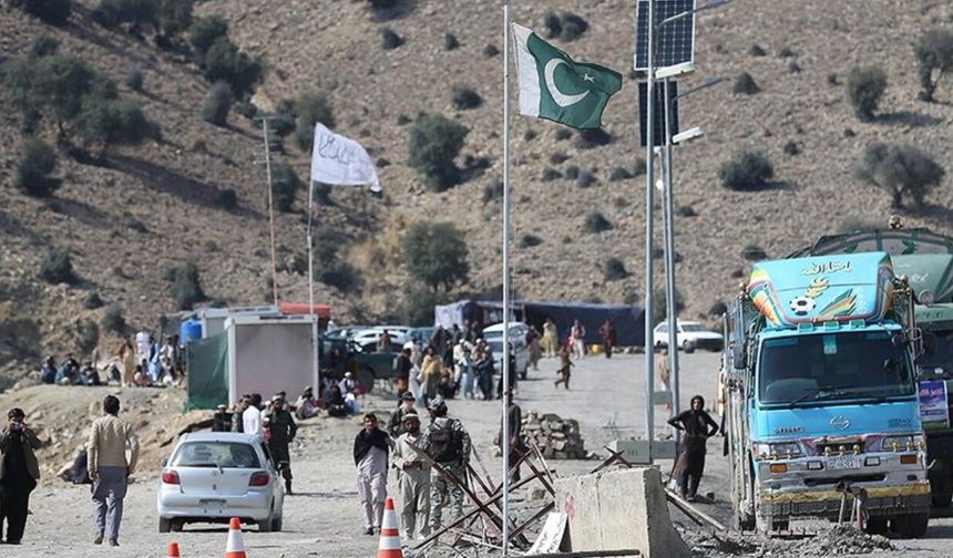 Pakistan Afganistan'a Savaş İlan Etti!