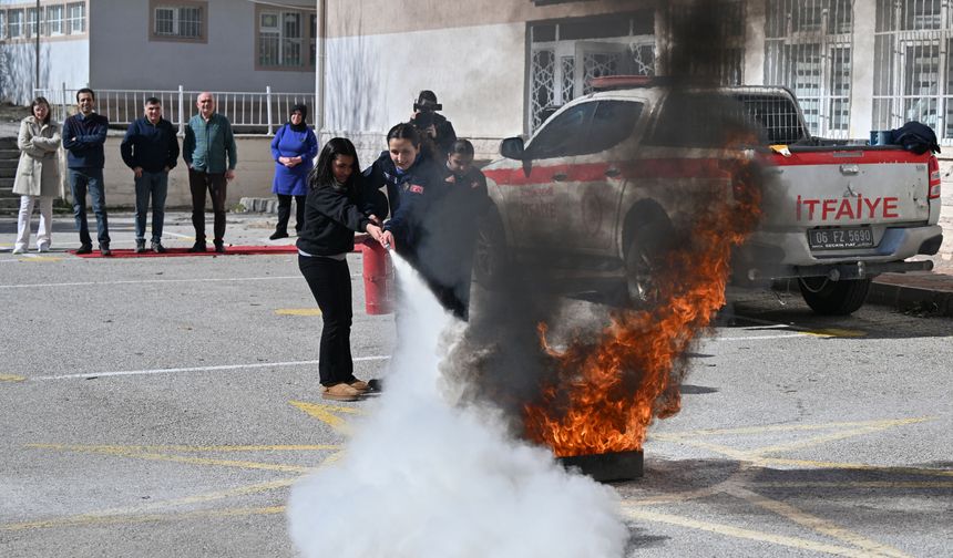 Ankara Büyükşehir Belediyesi'nden Öğrencilere Afet Farkındalık Eğitimi ve Tatbikatı