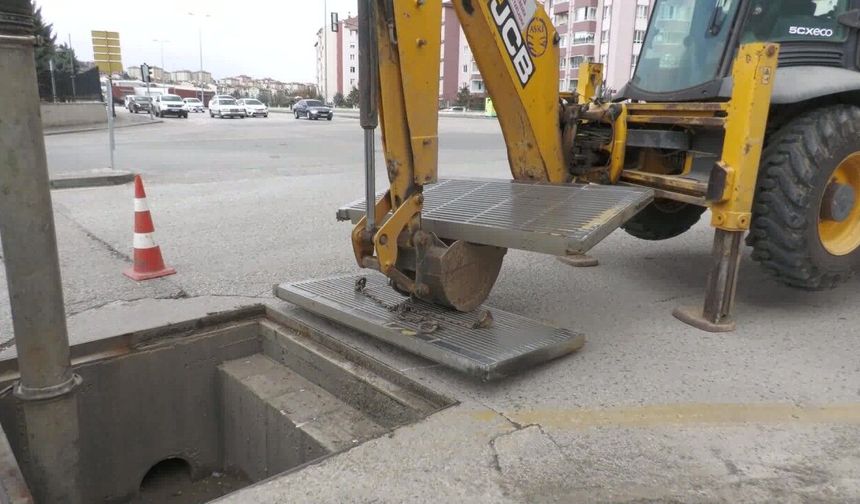 ASKİ, Ankara'da Yağmur Suyu Altyapısında Temizlik ve Bakım Çalışması Yapıyor