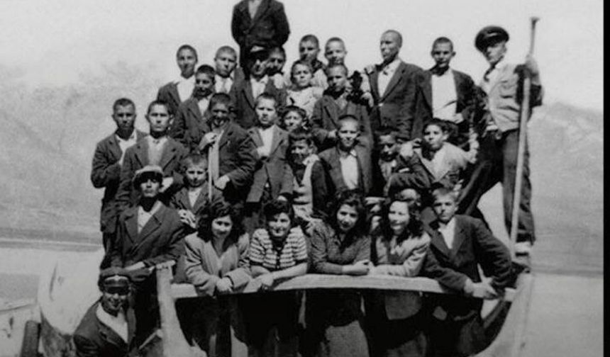 Köy Enstitüleri Fotoğraf Sergisi Kızılay Metro Sanat Galerisi'nde