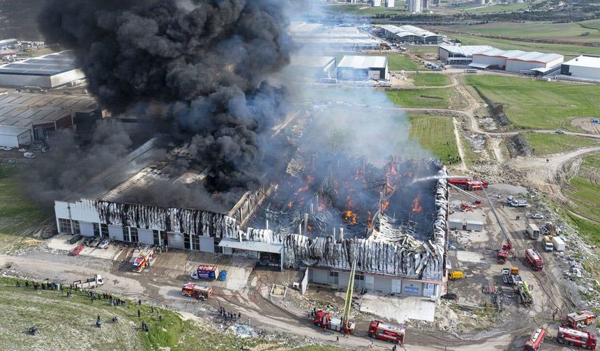 Ankara'da Mobilya Deposundaki Yangın 2 Saatlik Müdahaleyle Söndürüldü
