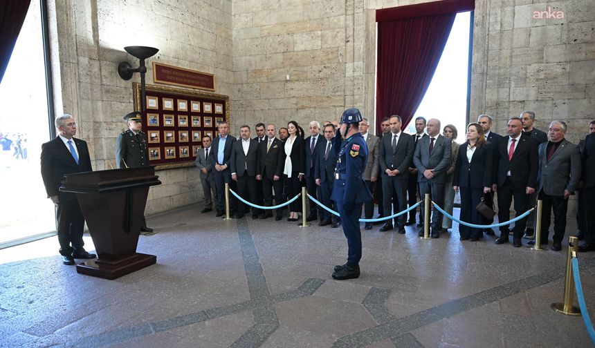 Mansur Yavaş ve Tarihi Kentler Birliği Üyeleri Seçimin Ardından Anıtkabir’i Ziyaret Etti