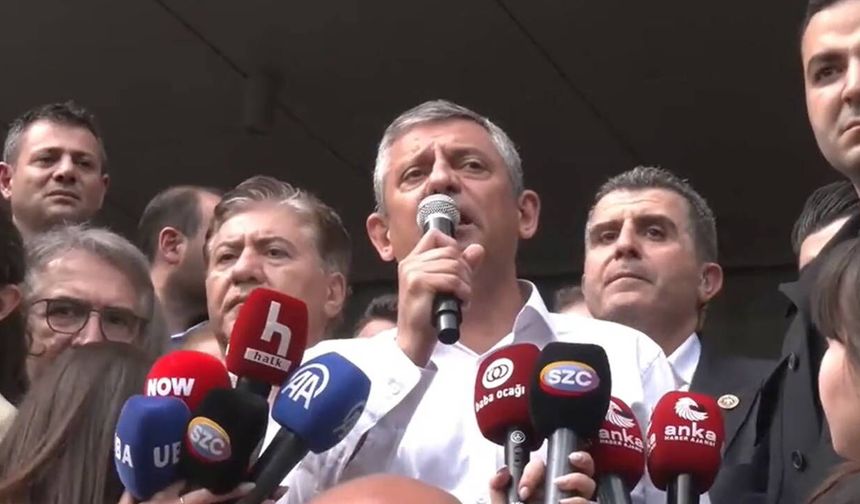 Özgür Özel, Genel Merkez Önünde Konuştu: 'CHP Bundan Sonra Sokaktadır'