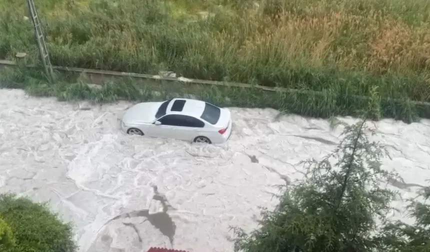 Ankara'da Dolu ve Sağanak Hayatı Felç Etti