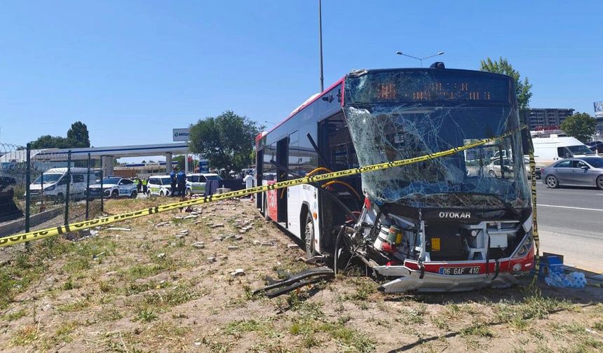 Ankara'da Belediye Otobüsü ve Hafif Ticari Araç Çarpıştı: 1 Ölü, 9 Yaralı
