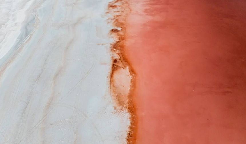 Tuz Gölü’nde Renk Şöleni: Pembe ve Kırmızıya Büründü