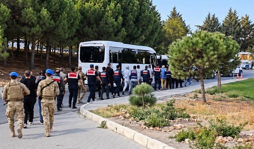 Çeşme Belediyesi'ne Yönelik Operasyonda 10 Kişi Tutuklandı