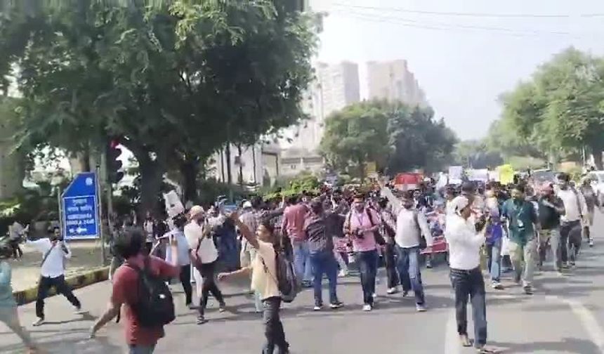 Hindistan'da 'Hamam Böceği' Protestosunda Binlerce Kişi Gözaltına Alındı